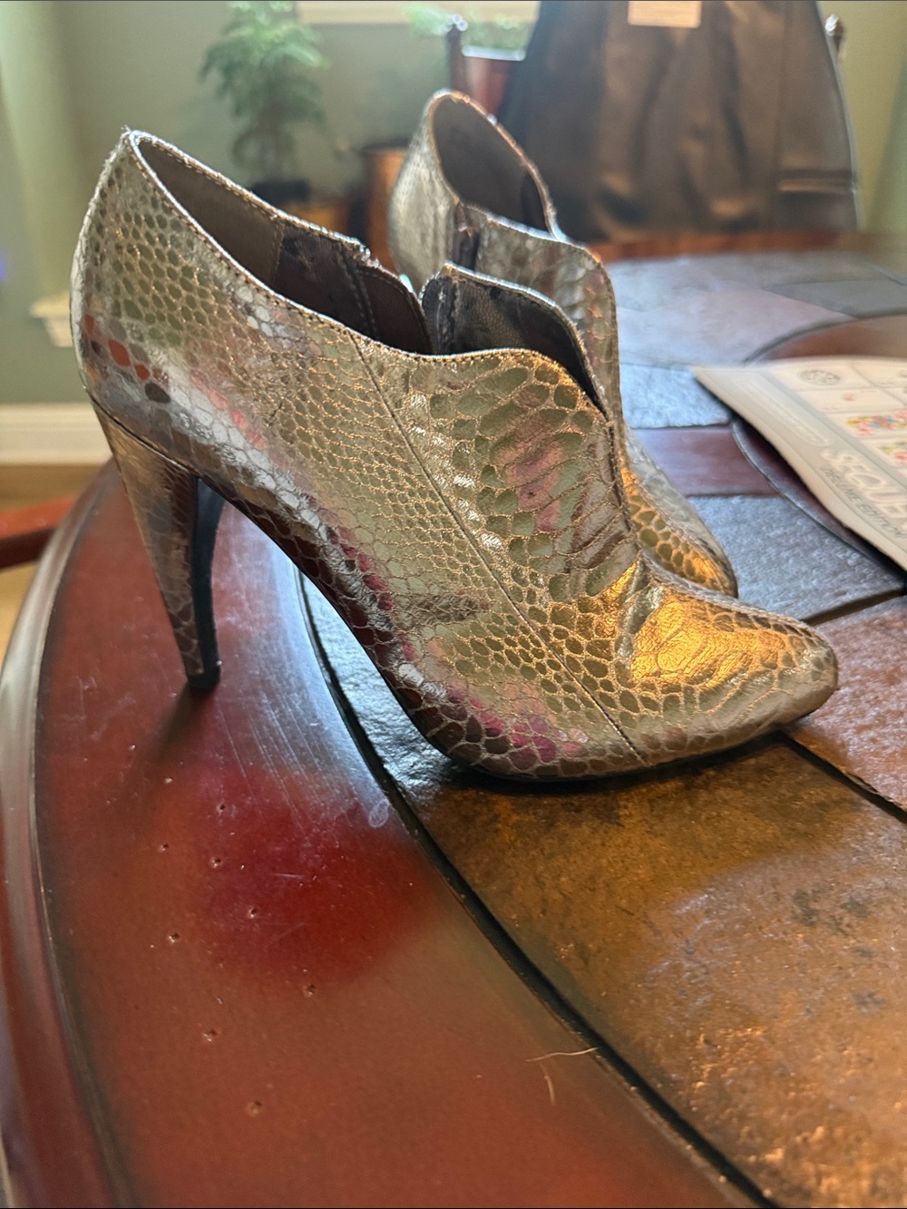 gorgeous Sam Elderman size 6 zip up heels. New without box.
